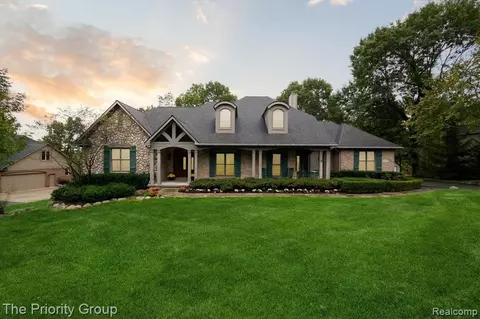 6154 Windstone Ln, Clarkston, MI 48346