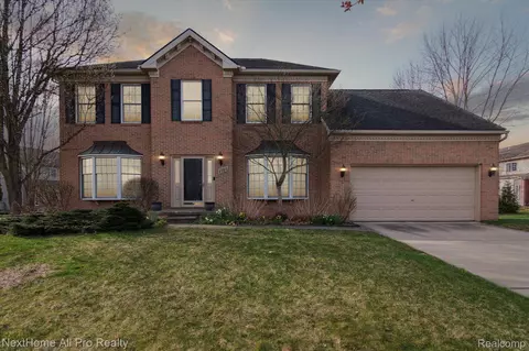 1165 Cantor Ln, South Lyon, MI 48178