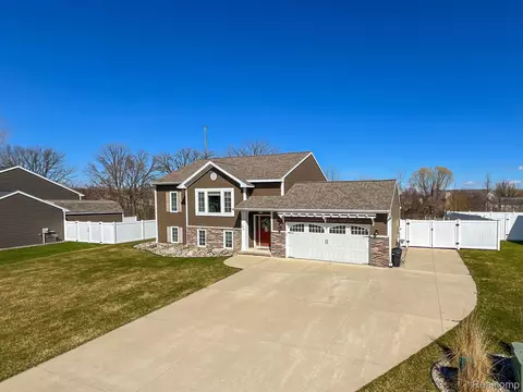 4310 Pebble Creek Blvd, Grand Blanc, MI 48439