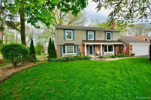 30305 Fox Run Dr, Beverly Hills, MI 48025
