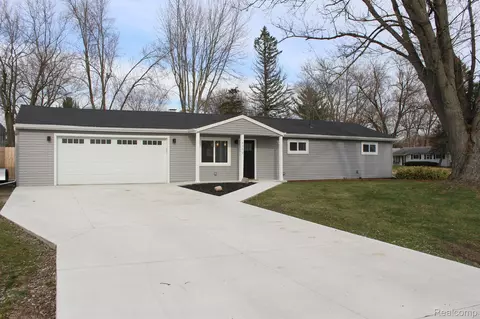 4760 Independence Dr, Independence, MI 48346
