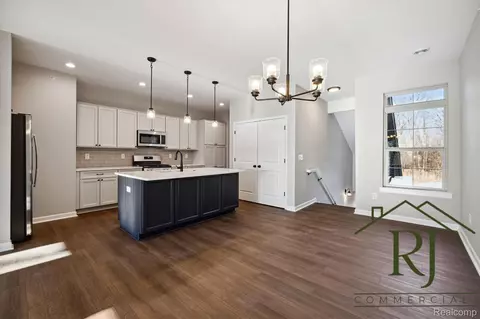 614 Pointe Dr 264 27 Dr #264, Walled Lake, MI 48390