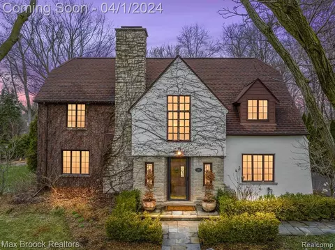 80 Devon Rd, Bloomfield Hills, MI 48302
