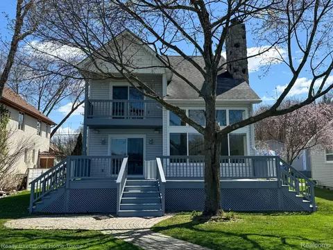 2530 Allen Rd, Brandon, MI 48462