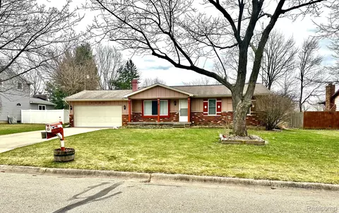 1130 Hollyhock Dr, Grand Blanc, MI 48439