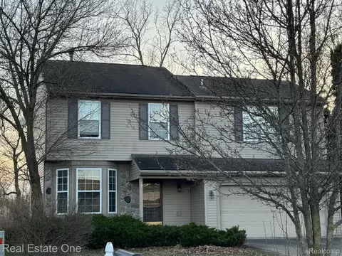 5399 Lockwood Dr, Waterford, MI 48329