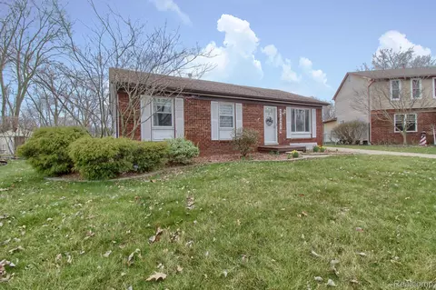 25214 Castlewood Dr, Woodhaven, MI 48183