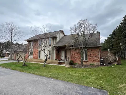 4085 Willoway Place Dr, Bloomfield Township, MI 48302