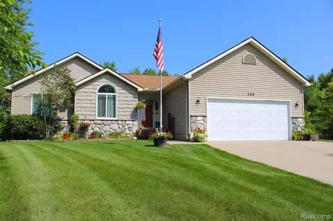 369 Courtneys, Lapeer, MI 48446