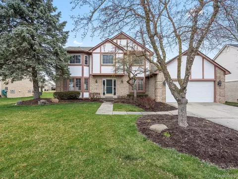 37150 Aspen Dr, Farmington Hills, MI 48335