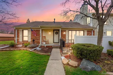 38911 Golfview Dr E, Clinton Township, MI 48038