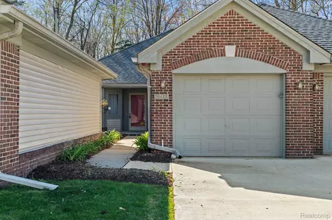 21413 Archwood Cir 27 7 Cir #27, Farmington Hills, MI 48336