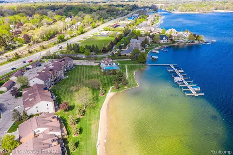 3426 Adams Shore Dr B Dr, Waterford, MI 48329