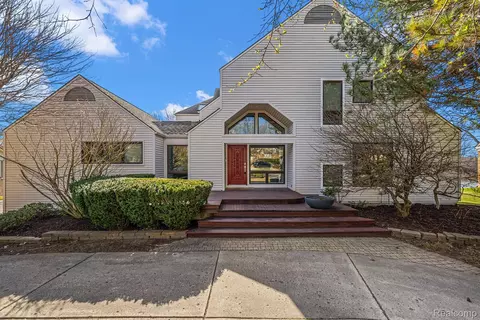 4756 Fairway Rdg S, West Bloomfield, MI 48323