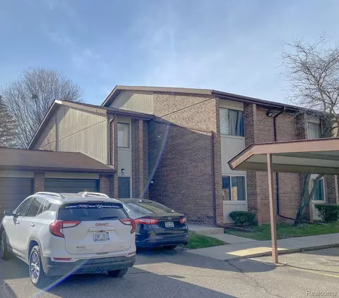 33619 Pondview Cir 90 13 Cir #90, Livonia, MI 48152