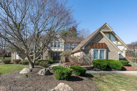 1603 Stony Creek Dr, Rochester, MI 48307