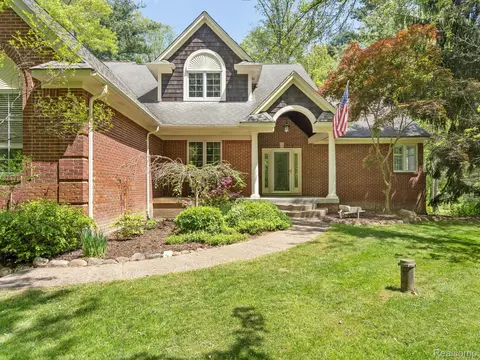 1331 Avon Cir W, Rochester Hills, MI 48309