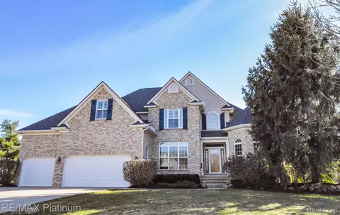 8686 Bonaventure Dr, Green Oak, MI 48116