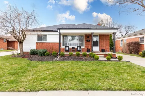 26213 Cubberness St, Saint Clair Shores, MI 48081