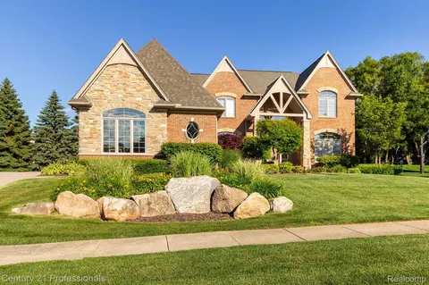 54152 Deer Ridge Crt Ct, Rochester, MI 48307
