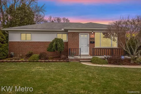 23300 Allor St, Saint Clair Shores, MI 48082