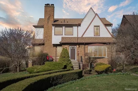 70 Cherokee Rd, Pontiac, MI 48341