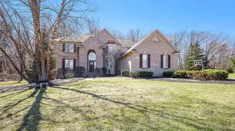 678 Roxbury Ct, Lake Orion, MI 48359