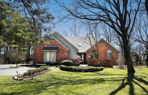 1142 Foxwood Crt Ct, Bloomfield Hills, MI 48304