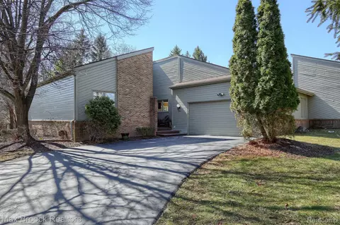 3591 Wabeek Lake Dr W, Bloomfield Township, MI 48302