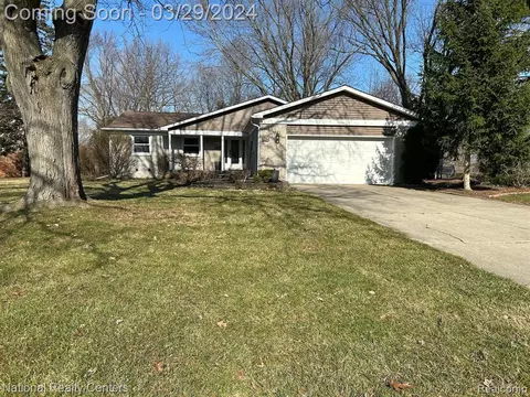 1605 Old Chatham Dr, Bloomfield Hills, MI 48304