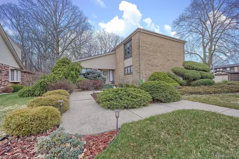 20275 Wellesley St, Riverview, MI 48193