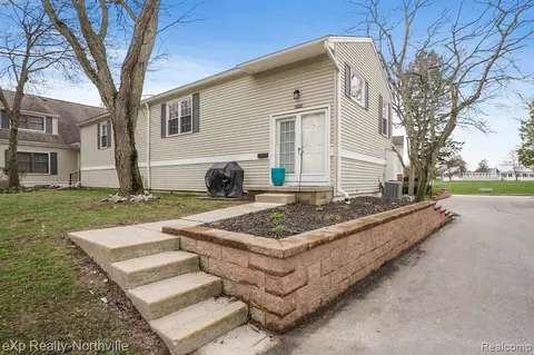 21124 E Glen Haven Cir, Northville, MI 48167