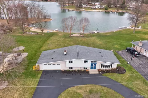 9271 Steephollow Dr, White Lake, MI 48386