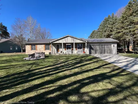 3877 Estates Dr, Fort Gratiot, MI 48059