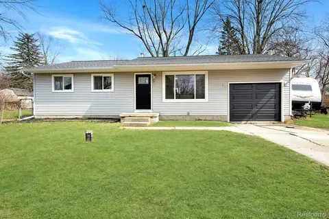 9158 N Bray Rd, Thetford, MI 48420