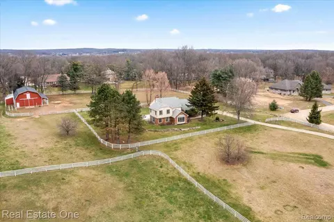 960 Adams Rd, Milford, MI 48381