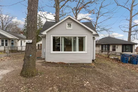 13107 Mohawk Dr, Fenton, MI 48451