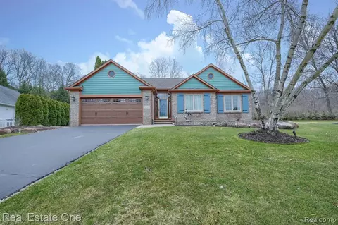 5720 Garnet Cir, Clarkston, MI 48348