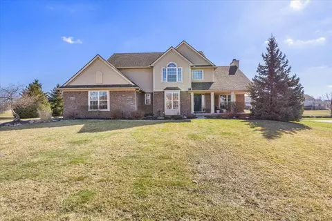 26220 Daria Cir W, Lyon, MI 48178