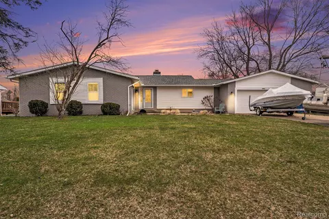 1866 Squaw Lagoon Dr, Oxford, MI 48371