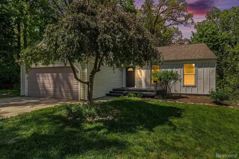 5996 Coppersmith Rd, Waterford, MI 48327