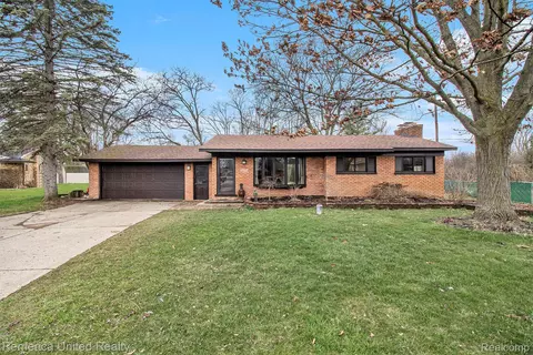 4366 Old Colony Dr, Flint, MI 48507