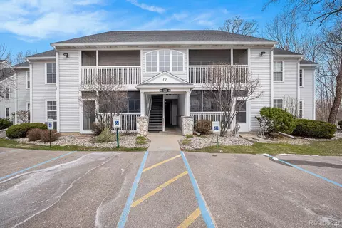 12275 Saint Andrews Way, Fenton, MI 48430