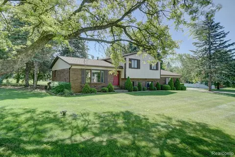 5430 Tamarack Park Ln, Clarkston, MI 48346