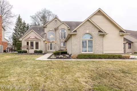 20268 Windham Dr, Macomb, MI 48044