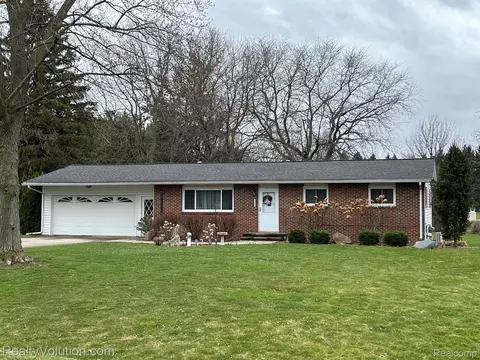 1125 Alice Dr, Lapeer, MI 48446