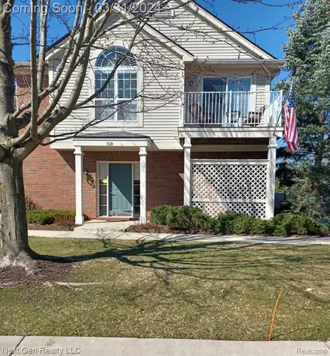 9210 Farmingdale Ln, Walled Lake, MI 48390