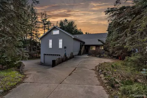 1130 S Williams Lake Rd, White Lake, MI 48386
