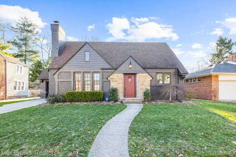 99 Maplefield Rd, Pleasant Ridge, MI 48069
