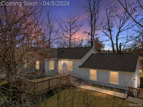 650 Oak Grove Dr, Lake Orion, MI 48362
